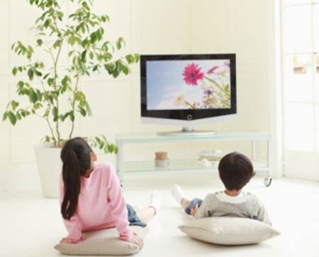 Những tác hại khôn lường khi cho trẻ xem tivi nhiều